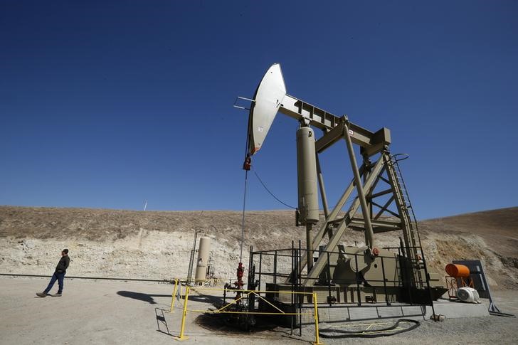 © Reuters. A pumpjack drills for oil in the Monterey Shale