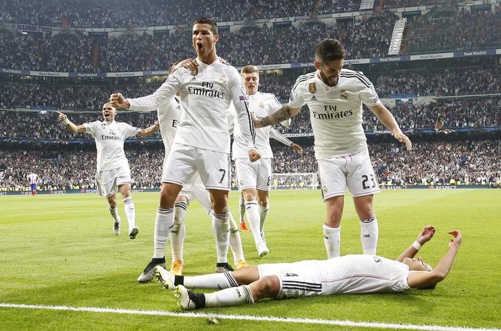 © Reuters. Jogadores do Real Madrid comemoram gol contra o Atlético de Madri na Liga dos Campeões