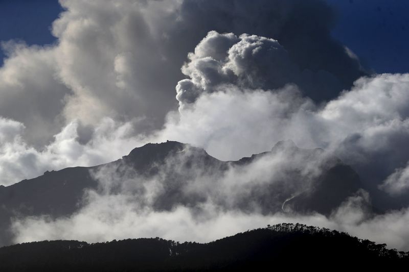 © Reuters. Vista do vulcão Calbuco, no dia 28 de abril, soltando uma nuvem de fumaça e cinzas perto da cidade de Alerce