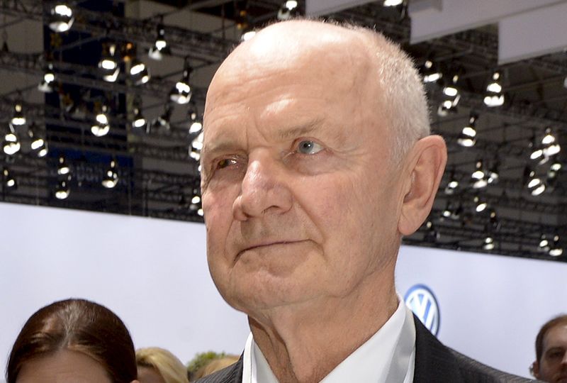 © Reuters. File photo shows Piech, chairman of the supervisory board of  German carmaker Volkswagen, arriving at the annual shareholders meeting in Hanover