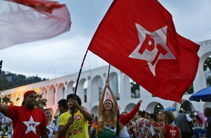 © Reuters. Eleitores com bandeira do PT no Rio de Janeiro, em foto de arquivo