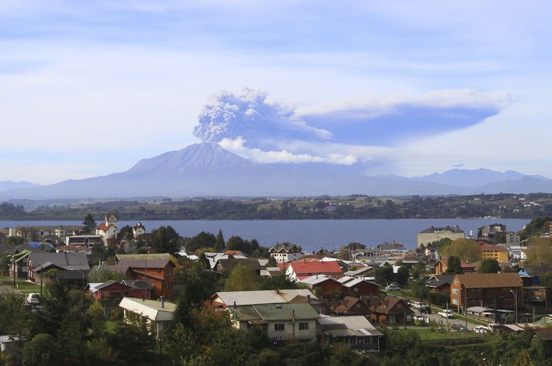 © Reuters. TROISIÈME ÉRUPTION DU VOLCAN CHILIEN CALBUCO