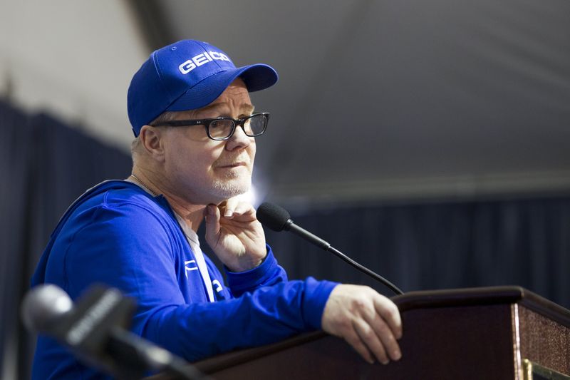 © Reuters. Manny Pacquiao's trainer Freddie Roach listens to a reporters question at the MGM Grand Resort in Las Vegas