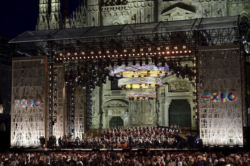 © Reuters. Italian tenor Andrea Bocelli performs in front of the Duomo with a concert to inaugurate the Expo 2015 in Milan