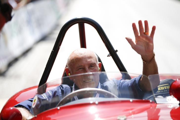 © Reuters. Former English Formula One driver Stirling Moss waves to spectators as he sits in his 1955 Ferrari 750 Monza during the Ennstal Classic rally near Groebming