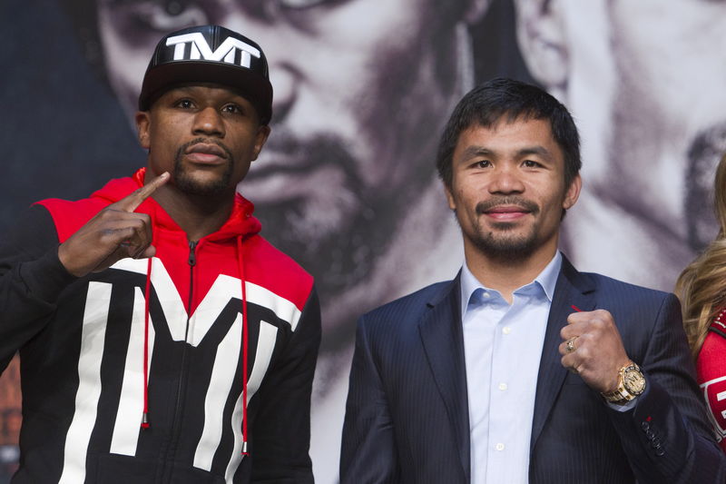 © Reuters. Undefeated WBC/WBA welterweight champion Floyd Mayweather Jr. of the U.S. and WBO welterweight champion Manny Pacquiao of the Philippines pose during a final news conference at the MGM Grand Arena in Las Vegas