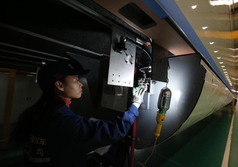 © Reuters. An employee works on a final assembly line for CRH380B, a high speed train model, at China CNR's Tangshan Railway Vehicle's factory in Tangshan