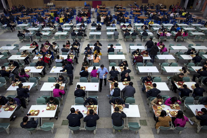 © Reuters. File photo of workers eating their lunch at a restaurant inside a Foxconn factory in the township of Longhua in Shenzhen, Guangdong province