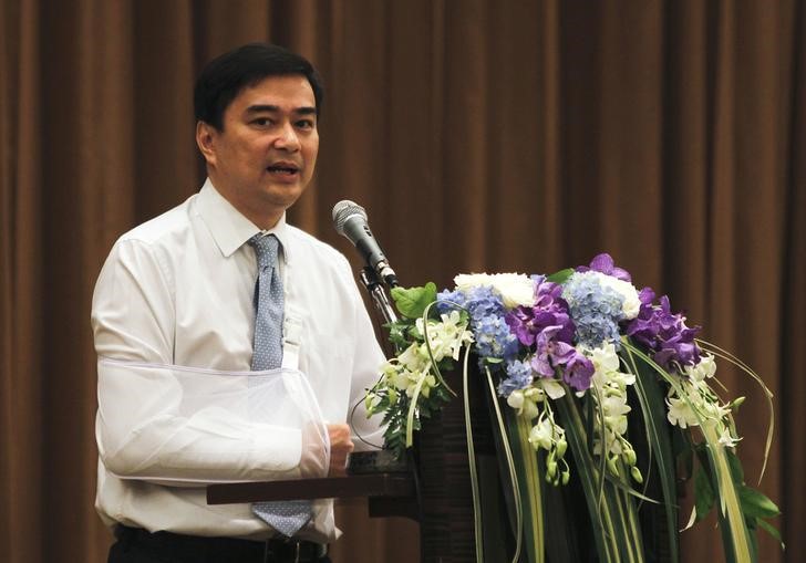 © Reuters. Thailand's opposition leader and former PM Abhisit Vejjajiva speaks during a news conference at a hotel in Bangkok