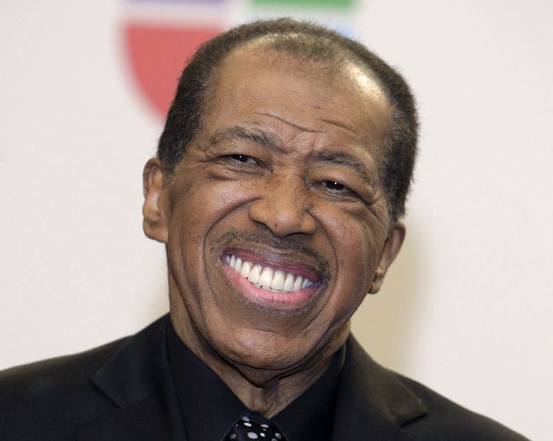 © Reuters. File photo of singer Ben E. King posing backstage at the 11th annual Latin Grammy Awards in Las Vegas