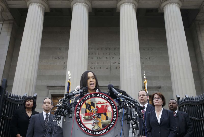 © Reuters. SIX POLICIERS DE BALTIMORE SERONT INCULPÉS POUR MEURTRE