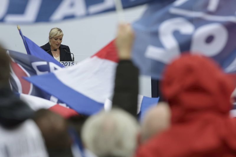 © Reuters. LE 1ER-MAI DE MARINE LE PEN PERTURBÉ PAR LES FEMEN, ET SON PÈRE