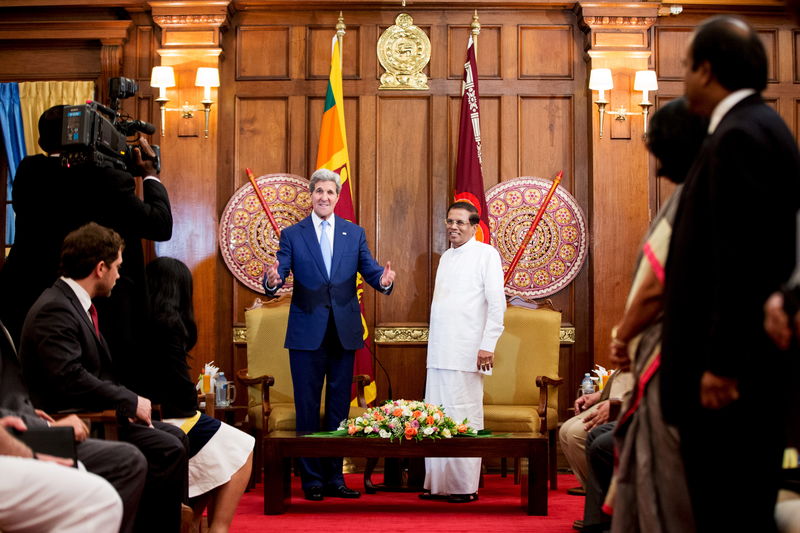 © Reuters. U.S. Secretary of State Kerry poses with Sri Lankan President Sirisena before a meeting at the Presidential Secretariat in Colombo