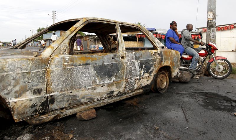 © Reuters. Manifestantes en Burundi tratan de parar las manifestaciones dos días