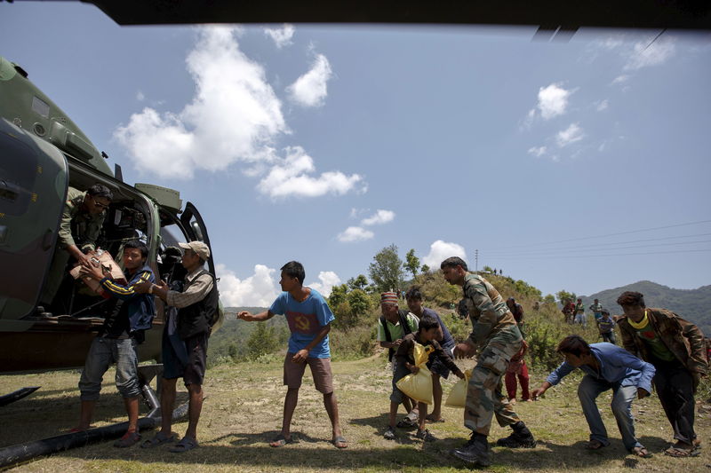 © Reuters. Se acumula en la aduana del aeropuerto el material de ayuda a Nepal