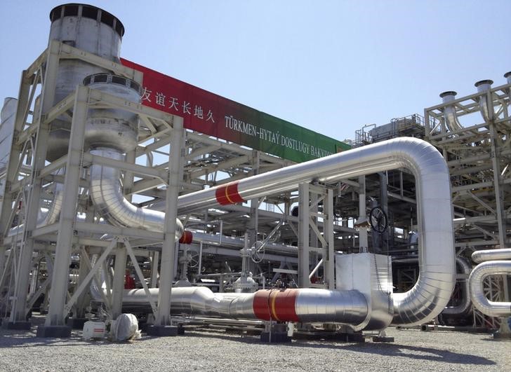 © Reuters. A general view shows a gas processing plant during a launching ceremony at Galkynysh gas field in eastern Turkmenistan