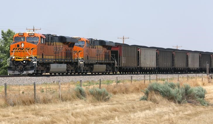 © Reuters. A BNSF coal train arrives in Ft. Laramie