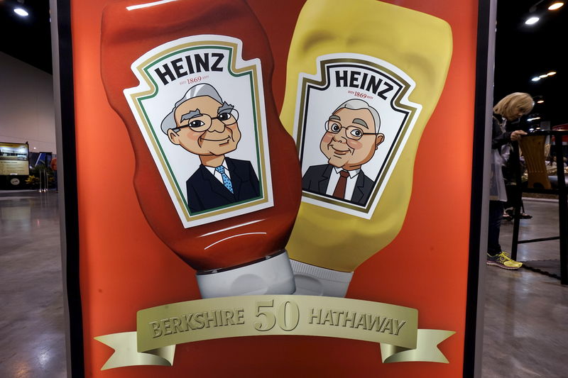 © Reuters. A board showing Heinz ketchup and mustard for sale is seen at the Heinz company display at the Berkshire Hathaway shareholder's shopping day in Omaha