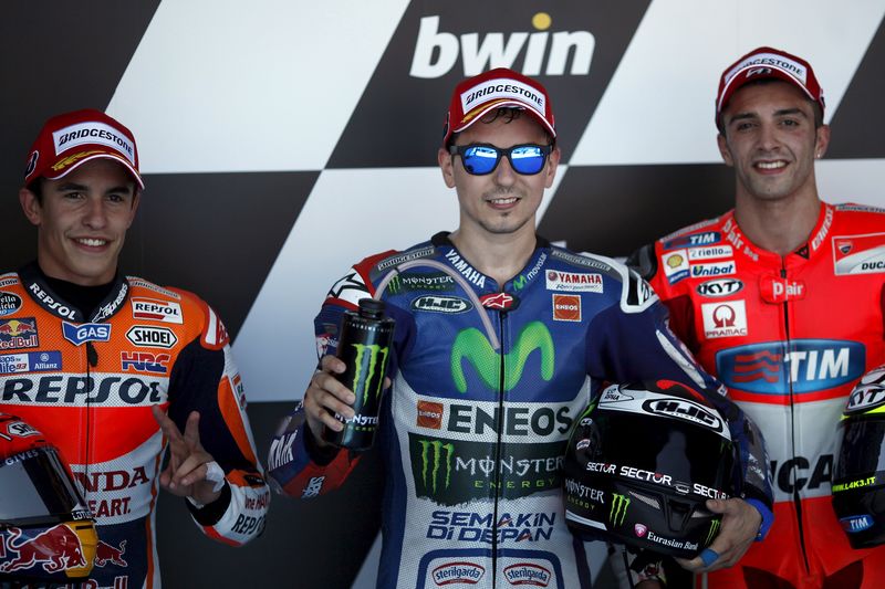 © Reuters. Lorenzo logra la pole en el Gran Premio de Jerez