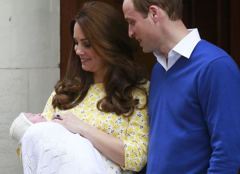 © Reuters. Britain's Prince William and his wife Catherine, Duchess of Cambridge appear with their baby daughter outside the Lindo Wing of St Mary's Hospital in London