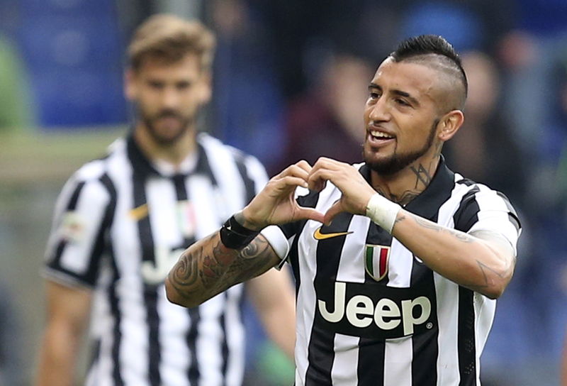 © Reuters. El jugador chileno de la Juventus Arturo Vidal celebra tras marcar un gol a la Sampdoria.