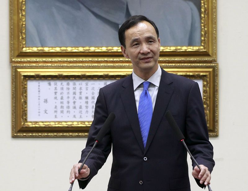 © Reuters. Chairman of Taiwan's ruling Nationalist Kuomintang Party (KMT) Eric Chu, also New Taipei mayor, gives a speech during a news conference in Taipei