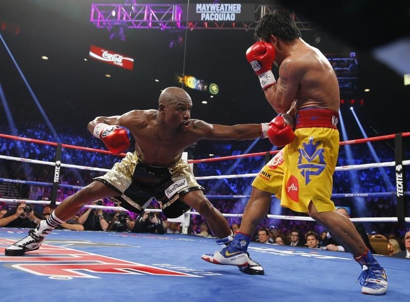 © Reuters. Floyd Mayweather Jr. vence a Manny Pacquiao en la "pelea del siglo"