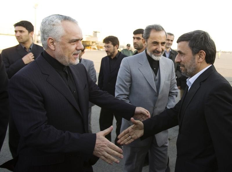 © Reuters. Mohammad Reza Rahimi welcomes Iran's Mahmoud Ahmadinejad