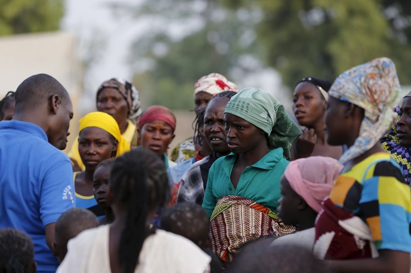 © Reuters. Women displaced by Boko Haram violence residing at the IDP camp yola, are briefed before other women and children rescued from Boko Haram in Sambisa forest by Nigeria Military arrive at the Internally displaced people's camp in Yola