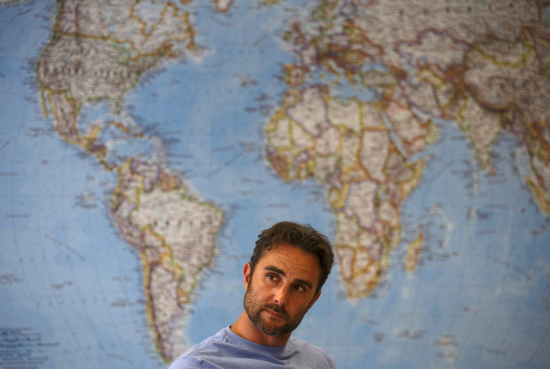 © Reuters. Falciani, poses during his meeting with Iglesias, secretary-general of Spanish leftist political party "Podemos", in Madrid 