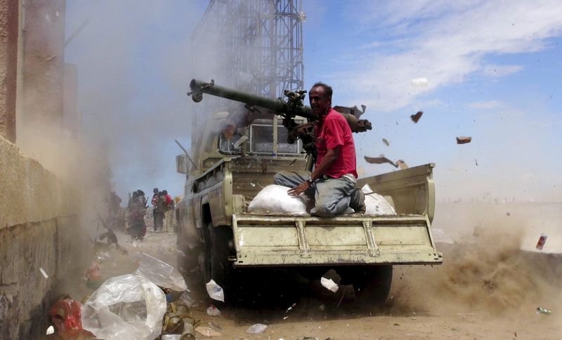 © Reuters. Southern Popular Resistance fighter fires a weapon mounted on a truck during clashes with Houthi fighters in Yemen's southern city of Aden