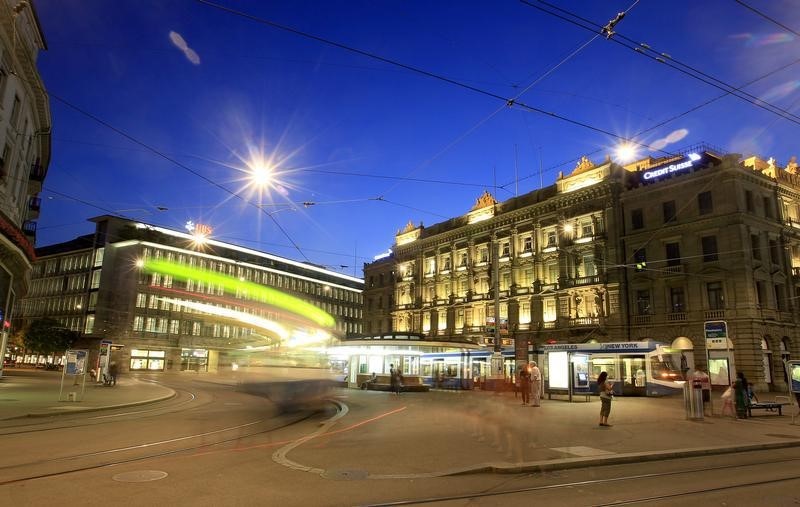 © Reuters. Trams drive past offices of Swiss banks UBS and Credit Suisse at Paradeplatz square in Zurich