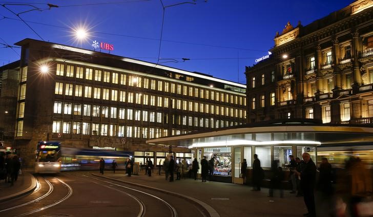 © Reuters. A tram drives past the building of Swiss banks UBS and Credit Suisse at the Paradeplatz in Zurich