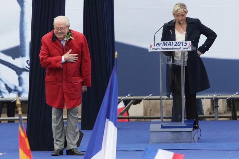 © Reuters. Líder extrema derecha francesa Marine Le Pen no quiere que su padre hable más en nombre del partido