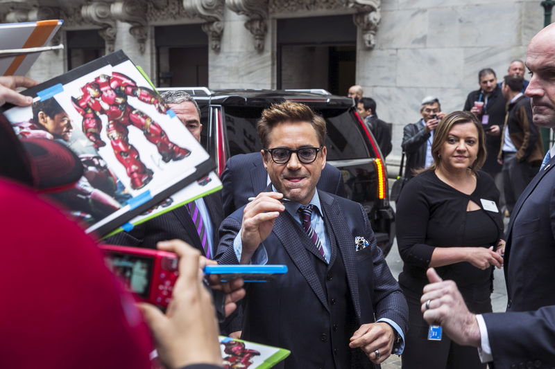© Reuters. Actors Robert Downey Jr. signs autographs as he arrives to promote the film Avengers: Age of Ultron at the New York Stock Exchange 