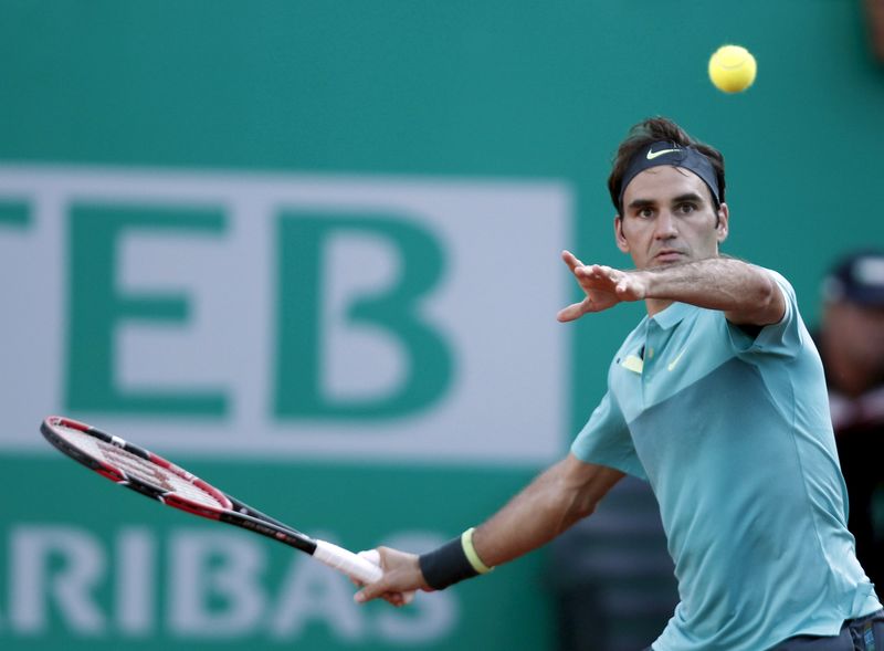 © Reuters. Federer of Switzerland hits a return to Uruguay's Cuevas during their ATP World Tour Istanbul tennis tournament singles final tennis match in Istanbul