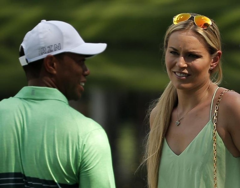 © Reuters. U.S. golfer Woods and Vonn smile during the par 3 event held ahead of the 2015 Masters at Augusta National Golf Course in Augusta