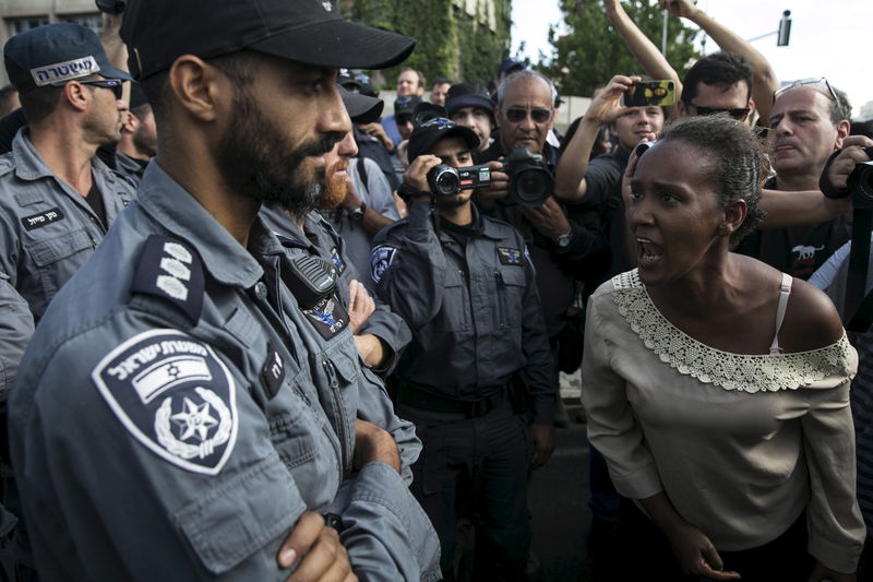 © Reuters. A protester, who is an Israeli Jews of Ethiopian origin, shouts at a policeman during a demonstration against what they say is police racism and brutality during a protest in Tel Aviv