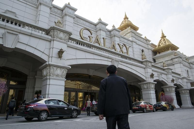 © Reuters. Mainland Chinese visitor walks into Galaxy Macau in Macau