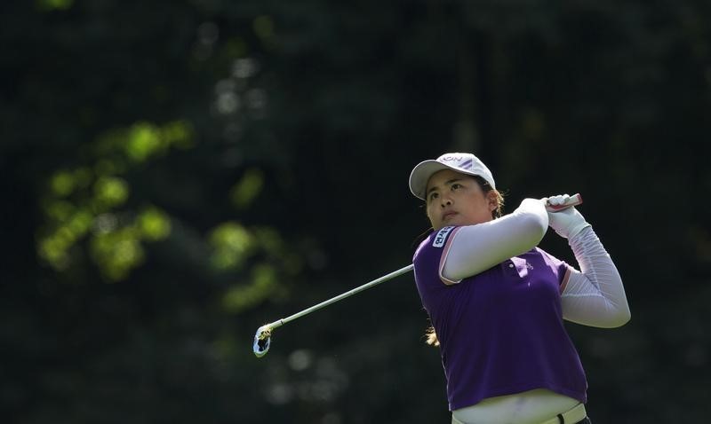 © Reuters. Park In-bee of South Korea hits off the ninth fairway at LPGA Canadian Women's Open golf tournament in Coquitlam