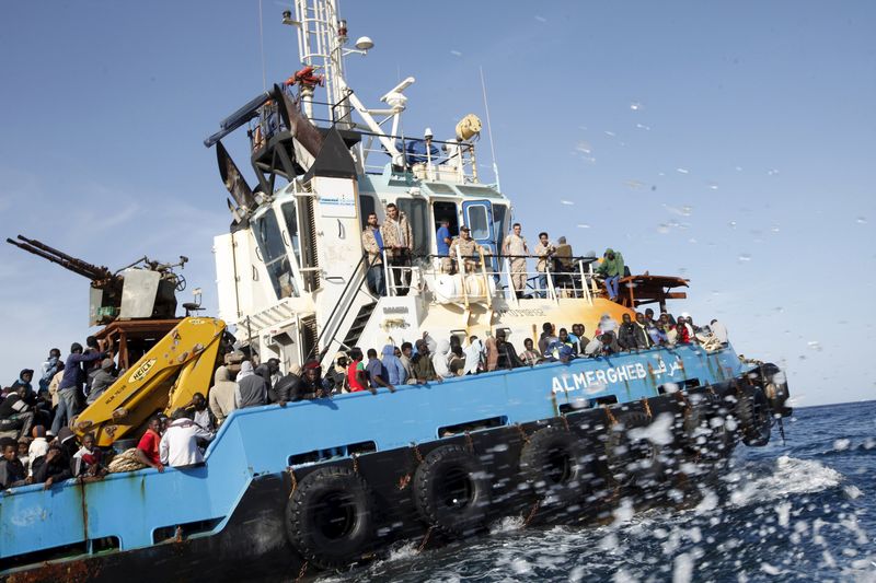 © Reuters. Italia rescata del mar a 5.800 migrantes, diez de ellos muertos