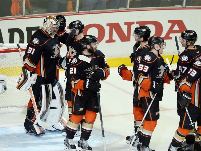 © Reuters. NHL: Stanley Cup Playoffs-Calgary Flames at Anaheim Ducks