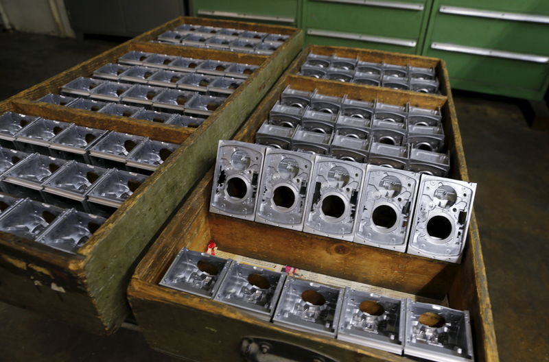 © Reuters. Unfinished aluminium bodies of medium format twin-lens Rolleiflex cameras are pictured at a factory in Braunschweig 