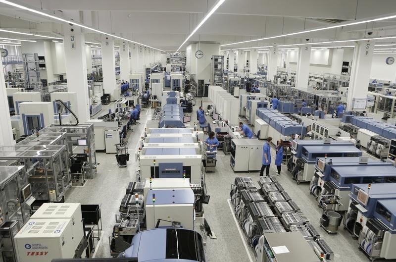 © Reuters. The general view of the interrior of the Siemens Electronics Manufacturing plant in Amberg