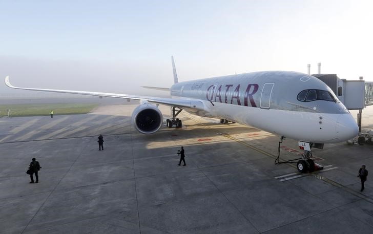 © Reuters. An Airbus A350 XWB is pictured on the tarmac during the first delivery of this new passenger jet at Qatar Airways in Toulouse