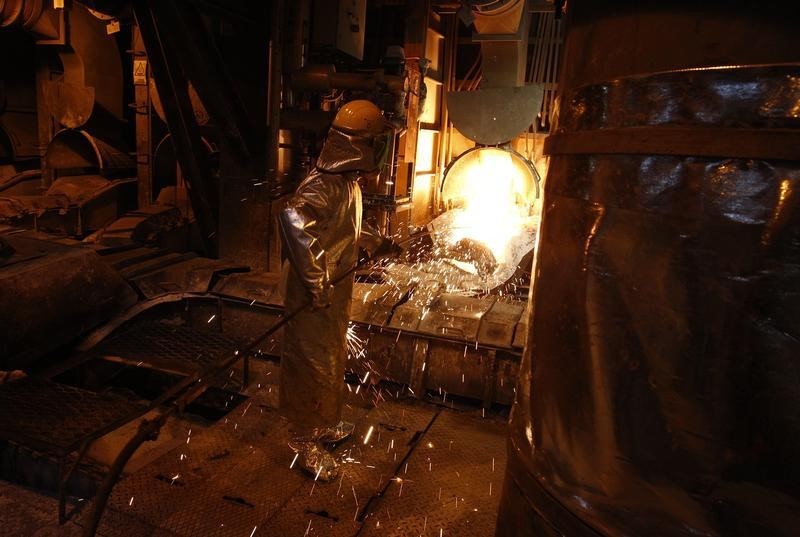 © Reuters. A worker pours melted copper into a furnace at the KGHM Copper and Precious Metals smelter and processing plant in Glogow