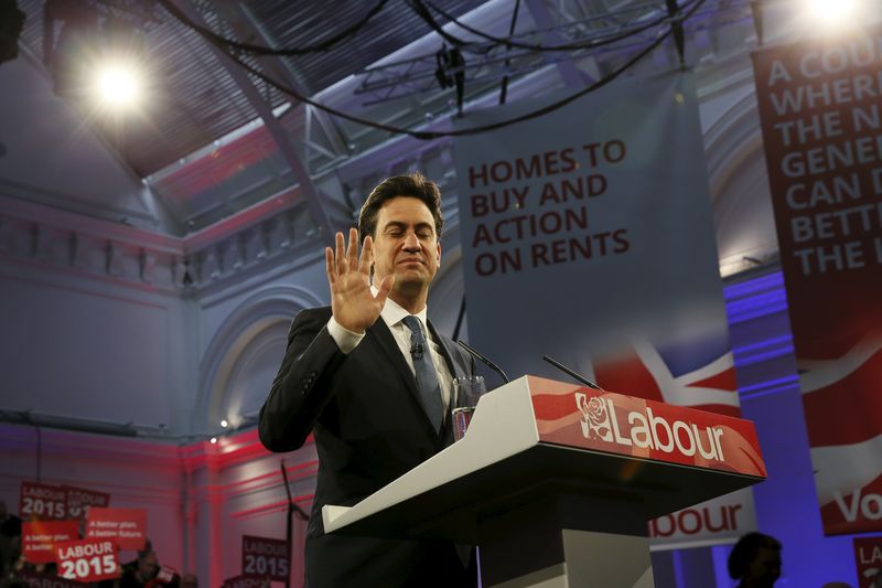 © Reuters. Britain's opposition Labour Party leader Miliband delivers an election speech to supporters at the Royal Horticultural Halls in London