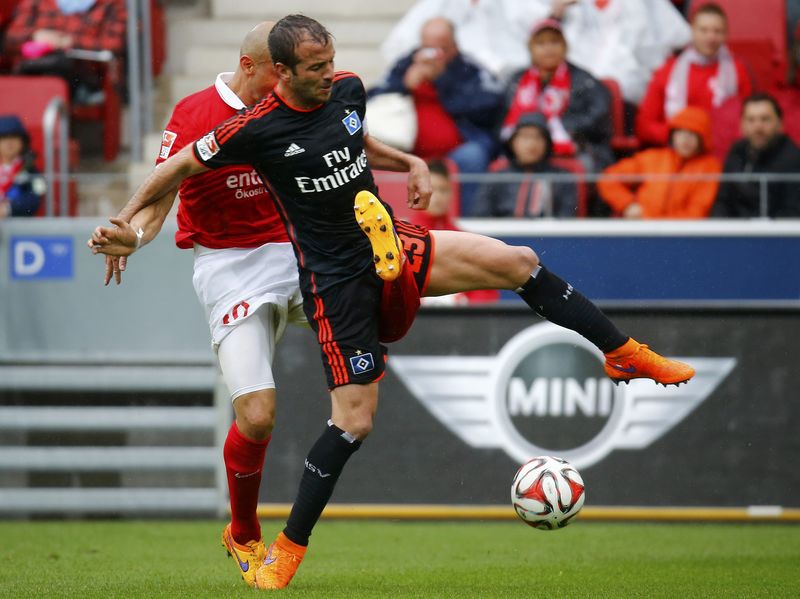 © Reuters. Hamburg SV's van der Vaart collides with FSV Mainz 05 Soto during their German first division Bundesliga soccer match in Mainz