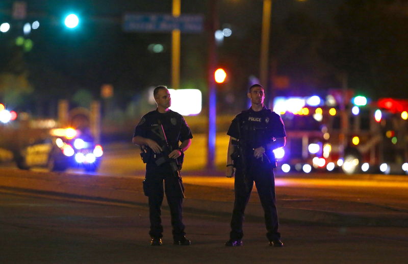 © Reuters. Policiais bloqueando uma rua após tiroteio em exposição no Texas