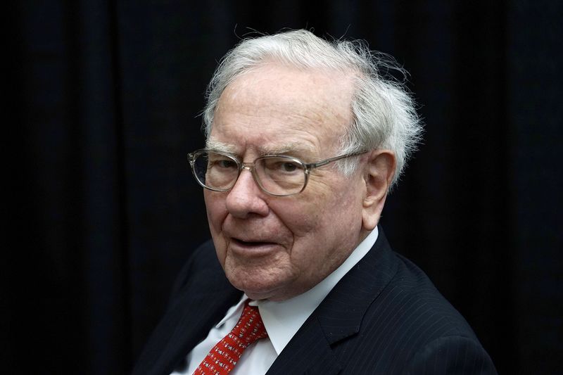 © Reuters. Berkshire Hathaway CEO Warren Buffett plays bridge during the Berkshire annual meeting weekend in Omaha

